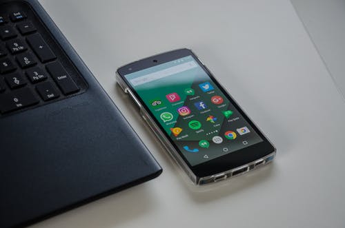 黑色android智能手机附近笔记本电脑 · 免费素材图片