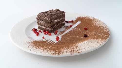 白色陶瓷板上的巧克力蛋糕 · 免费素材图片
