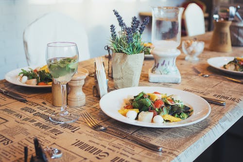 白色陶瓷板上的蔬菜沙拉 · 免费素材图片