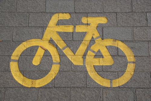 灰色混凝土路上的自行车道 · 免费素材图片
