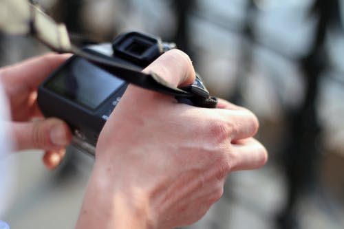 拿着照相机的人 · 免费素材图片