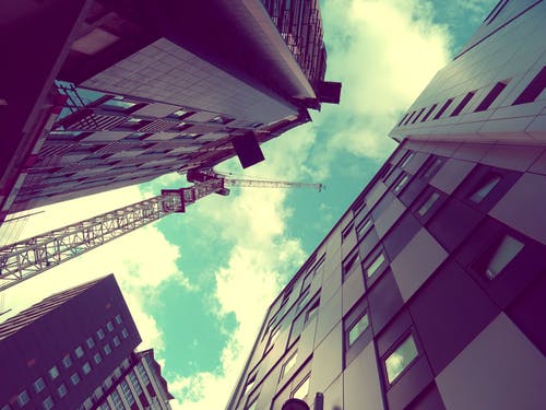 蓝天下的灰色和黑色混凝土建筑 · 免费素材图片