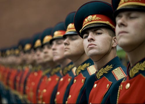 戴黑红帽的男子和军装 · 免费素材图片