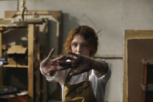 白衬衫伸展的女人 · 免费素材图片