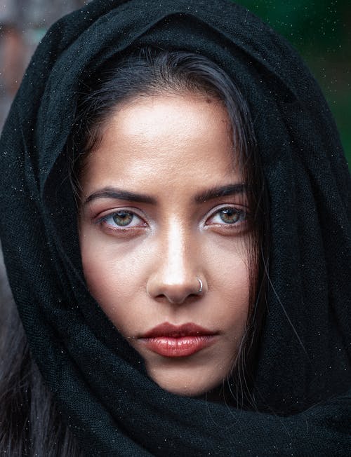 黑头巾的女人 · 免费素材图片