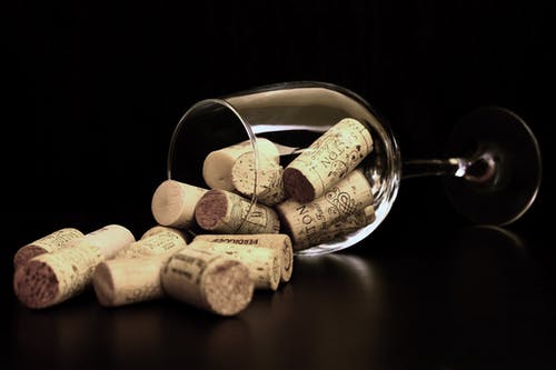 透明酒杯上的棕色软木塞 · 免费素材图片