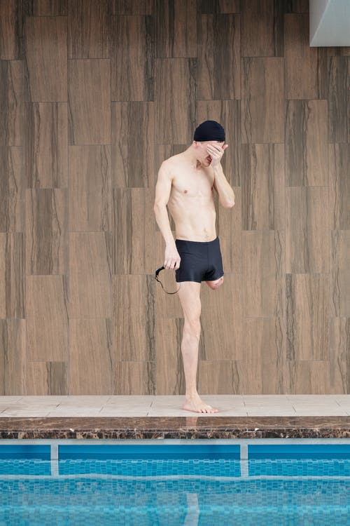 裸照男子站在游泳池旁边的照片 · 免费素材图片