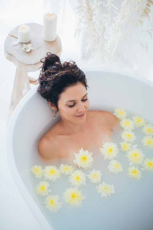 在浴缸里放松的女人 · 免费素材图片