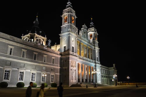 马德里阿尔穆德纳大教堂 · 免费素材图片