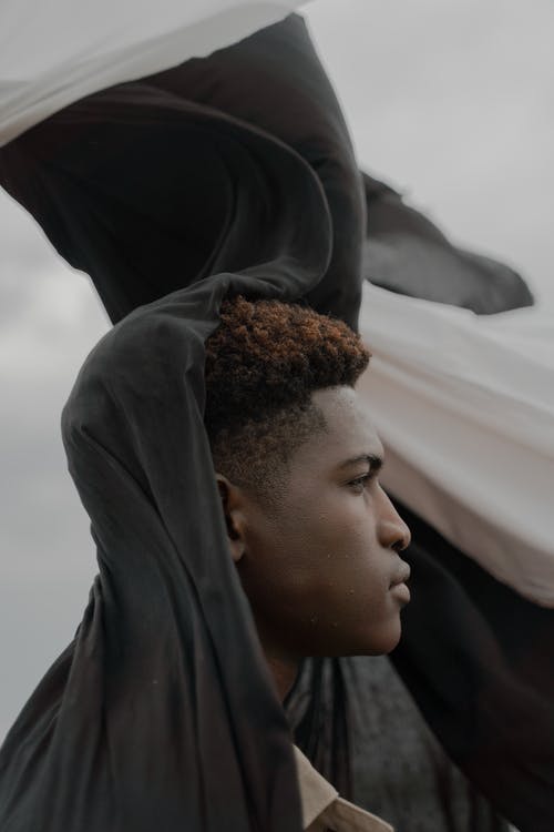 有关人, 垂直拍摄, 捲髮的免费素材图片