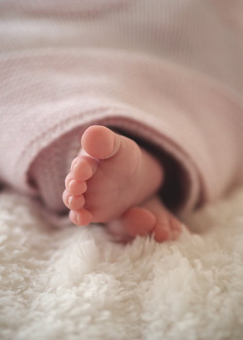 婴儿脚的特写 · 免费素材图片