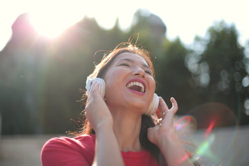 有关倾听, 公园, 女人的免费素材图片