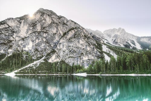 布朗山和水域 · 免费素材图片