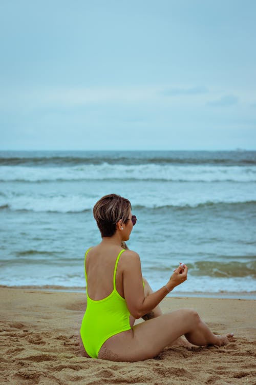 绿色泳装的女人的照片 · 免费素材图片