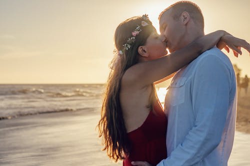 情侣接吻在海边 · 免费素材图片
