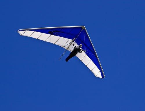 蓝色和白色的空气滑翔机上的男人 · 免费素材图片