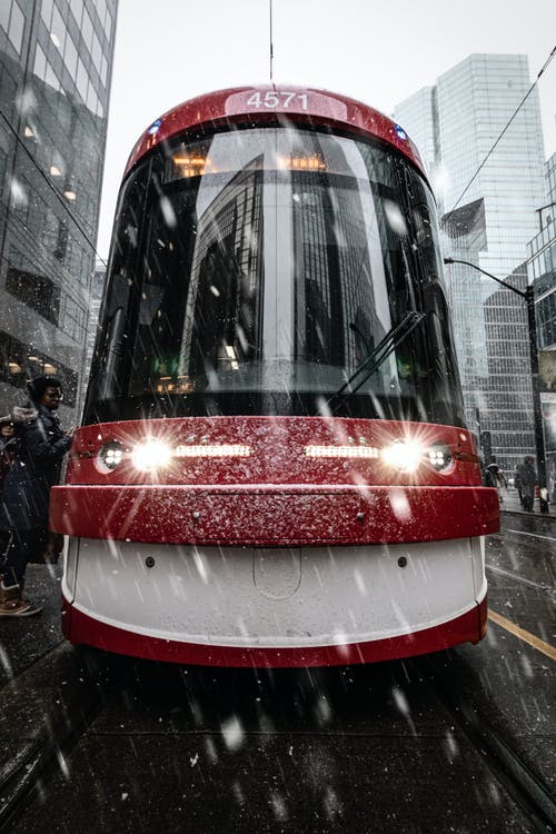 大街上的红色和白色火车 · 免费素材图片