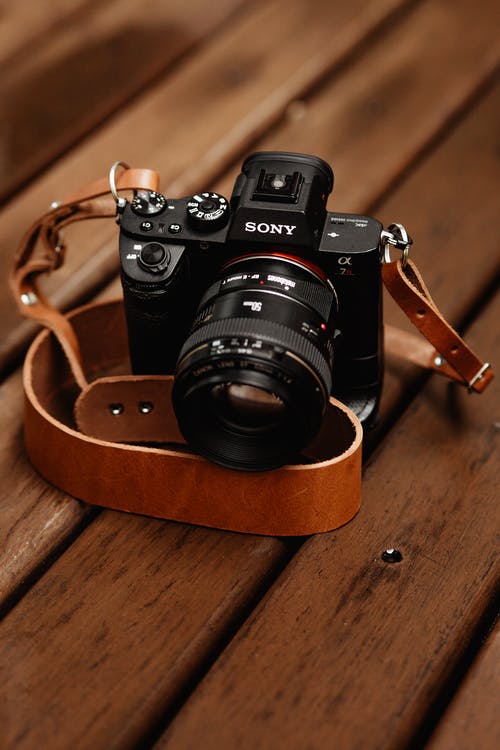 黑色相机带棕色皮革表带 · 免费素材图片