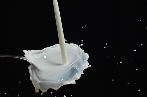 不锈钢汤匙上的白色液体 · 免费素材图片