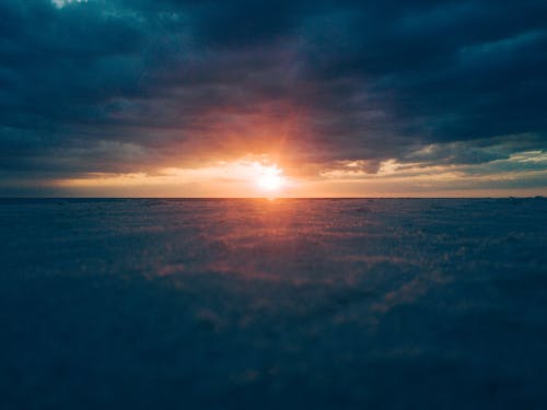 夕阳下的水体 · 免费素材图片