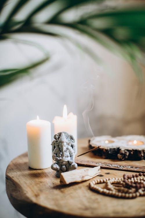 棕色的木桌上的蜡烛和香 · 免费素材图片