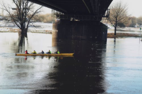 人在河上骑皮划艇 · 免费素材图片