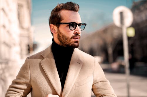 棕色外套和黑色镜框眼镜看着别处的时尚男人的选择性聚焦照片 · 免费素材图片