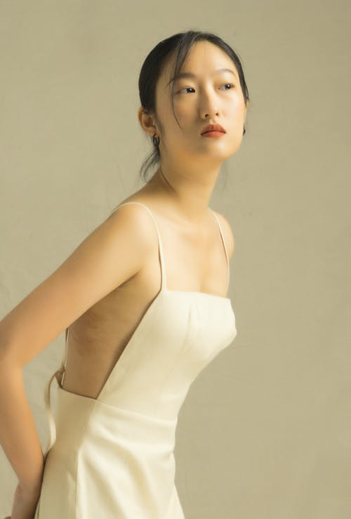 白色意大利面条皮带连衣裙的女人 · 免费素材图片