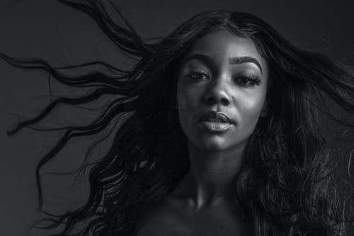 女人的脸的灰度照片 · 免费素材图片