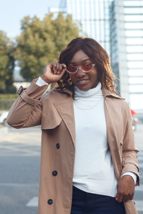 有关垂直拍摄, 墨镜, 微笑的免费素材图片