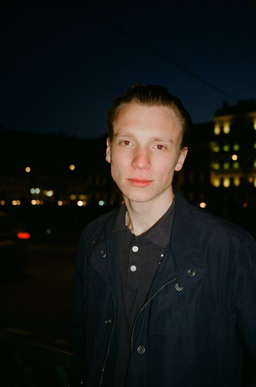 穿黑夹克的男人 · 免费素材图片