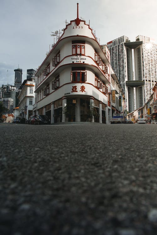 白色和红色三层楼 · 免费素材图片