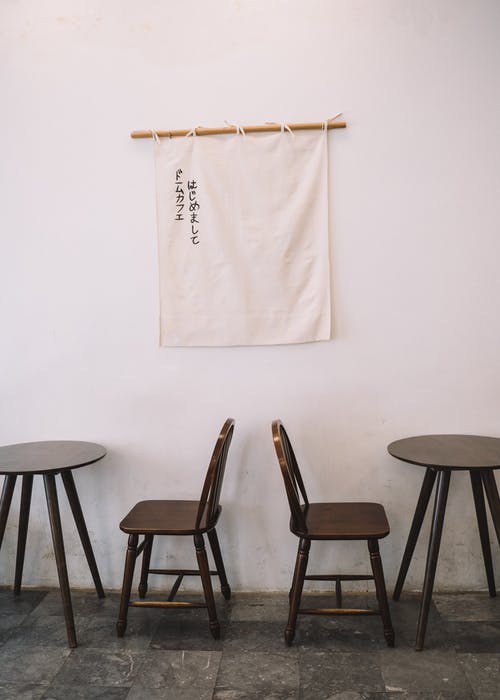 白色和黑色的木桌和椅子 · 免费素材图片
