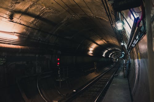 黑火车铁路隧道 · 免费素材图片