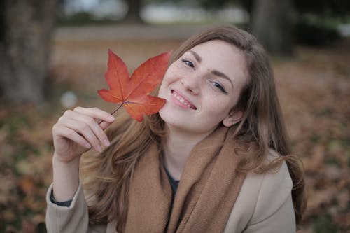 红叶在公园里享受秋天的幸福千年女人 · 免费素材图片