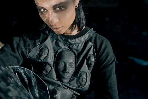 黑色圆领衬衫的男人 · 免费素材图片