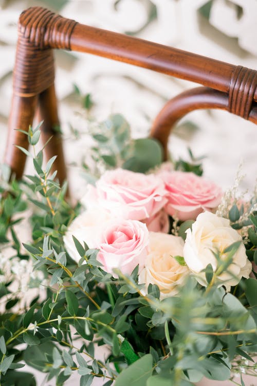 篮子里的白色和粉红色玫瑰花朵的选择性聚焦摄影 · 免费素材图片