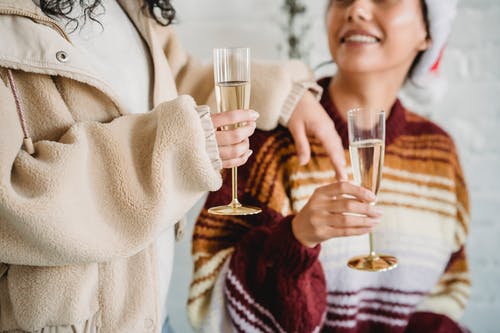 拿着金奖杯的白大褂的女人 · 免费素材图片