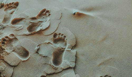 人在沙滩上的脚印照片 · 免费素材图片