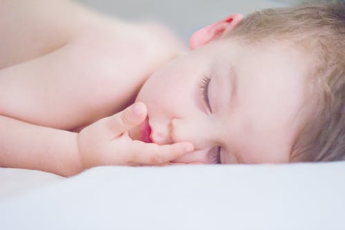 睡着的男孩的特写摄影 · 免费素材图片