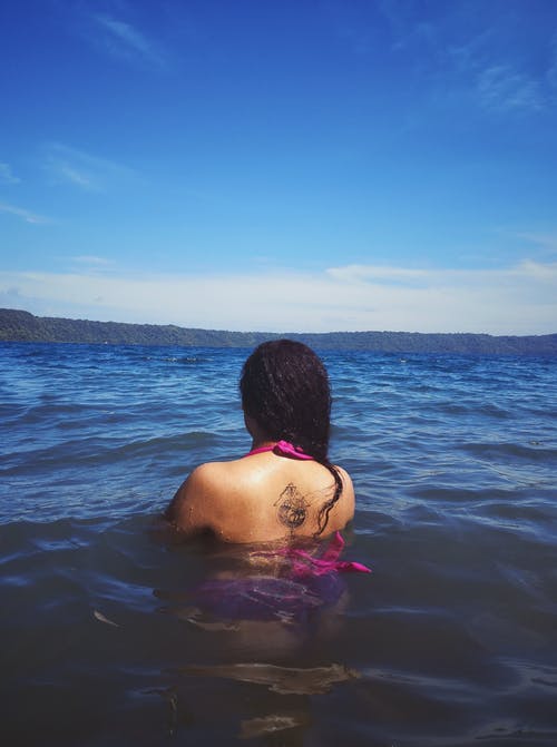 女人浸在海中的照片 · 免费素材图片