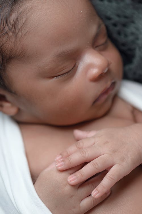婴儿睡觉时盖白大衣 · 免费素材图片