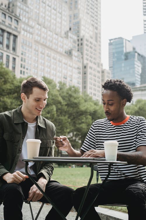 男人和女人坐在黑金属椅子上 · 免费素材图片
