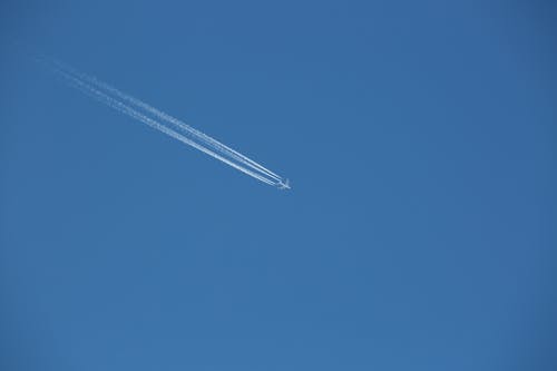 空中喷射烟雾痕迹 · 免费素材图片