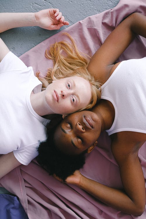 两个女人在一起躺在地板上 · 免费素材图片
