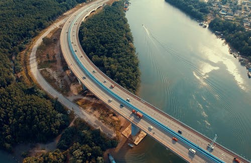 大桥河附近的鸟瞰图摄影 · 免费素材图片