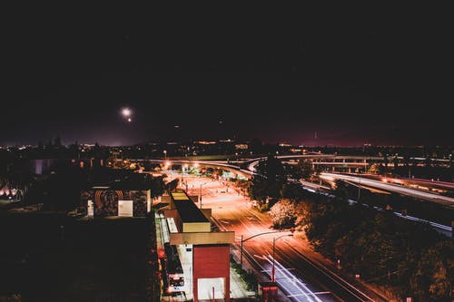 夜间灯光城市的定时摄影 · 免费素材图片