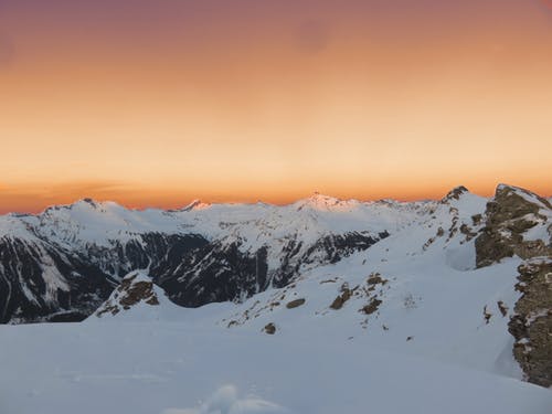 日落期间白雪覆盖的山 · 免费素材图片