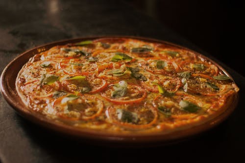 红辣椒和奶酪比萨 · 免费素材图片