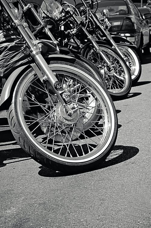 停放的摩托车的灰度照片 · 免费素材图片